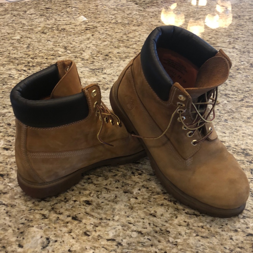 Timberland boots used they are 11/ 11.5. My size.